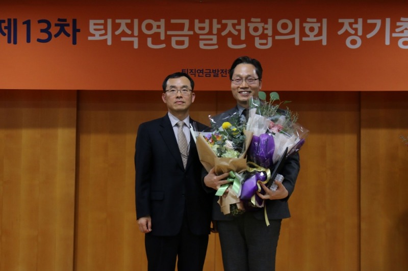 21일 현대해상 역삼동사옥에서 열린 퇴직연금발전협의회 정기총회에서 이랜드가 고용노동부장관 표창을 받아 최정기 팀장이 기념사진을 찍는 모습. (좌측부터) 김대환 고용노동부 근로기준정책관, 최정기 이랜드 퇴직연금업무 총괄팀장. /사진제공=이랜드