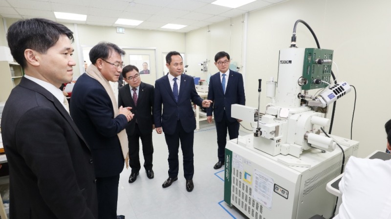 오경근 농협은행 기업투자금융부문 부행장(왼쪽에서 네번째)과 길준잉 램테크놀러지 회장(왼쪽에서 두번째)이 램테크놀러지 현장에서 제품 생산 시연을 참관하고 있다./사진=농협은행