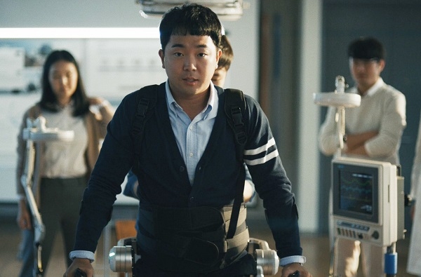 박준범 선수가 의료용 로봇 ‘H-MEX’를 착용하고 걷고 있다. (사진=현대차)
