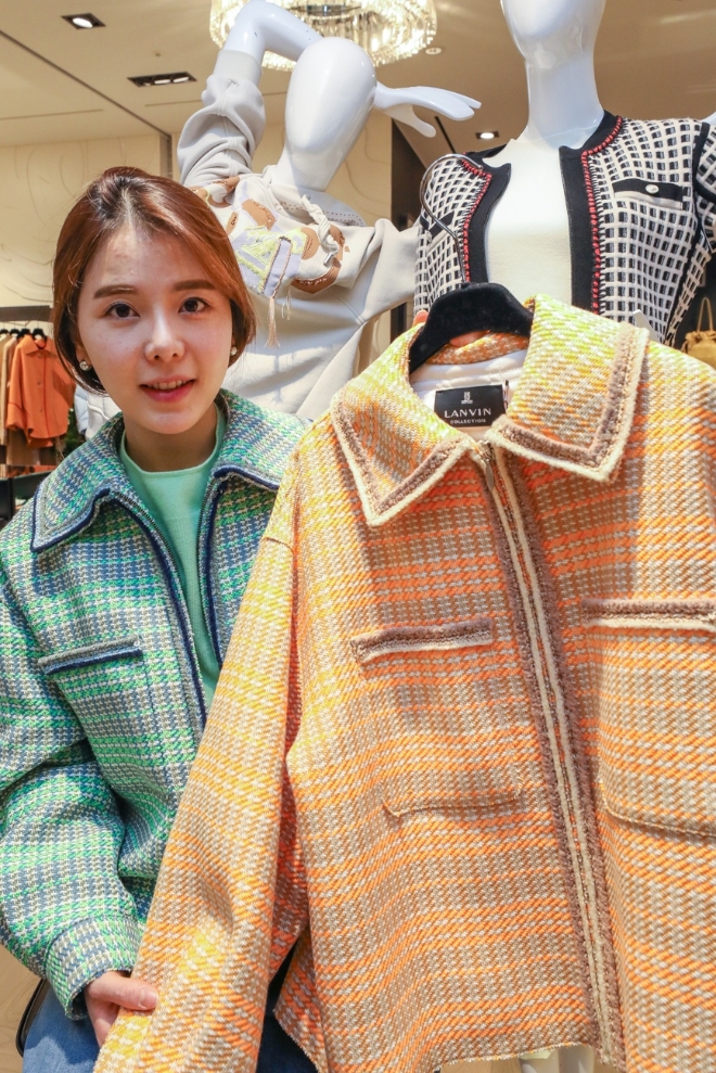 한섬은 여성복 브랜드 '랑방컬렉션'에서 봄 시즌을 맞아 화사한 컬러감의 재킷 2종을 선보인다. /사진=현대백화점그룹.