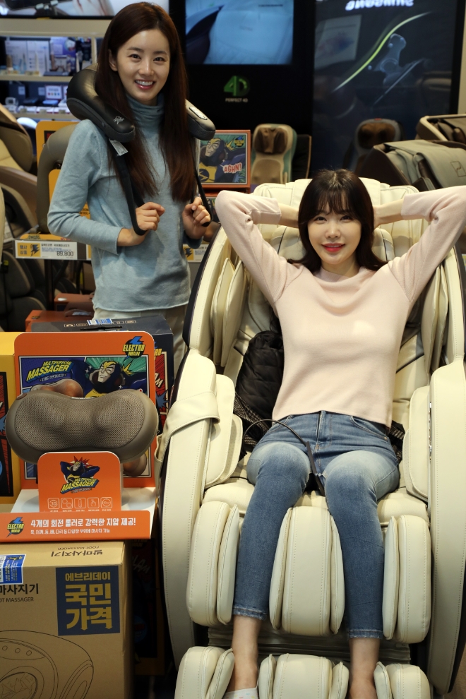 이마트가 설 이후 몰려오는 명절 피로감 극복을 위해 안마의자 및 안마기 할인 행사에 돌입한다. /사진=신세계그룹.