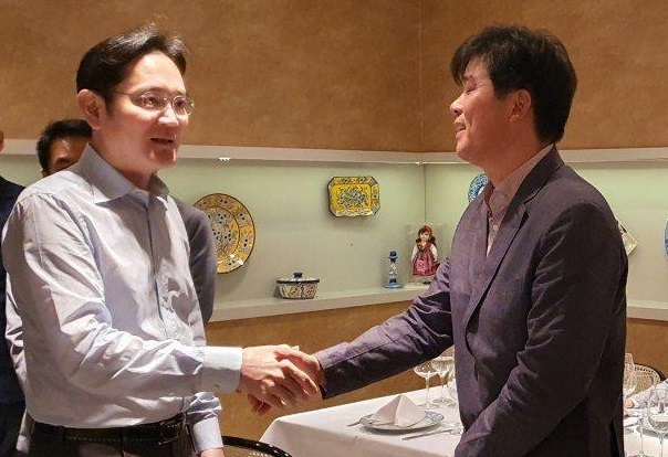 이재용 삼성전자 부회장(왼쪽)이 브라질 현지법인 임직원들과 인사하고 있다. (사진=삼성전자)