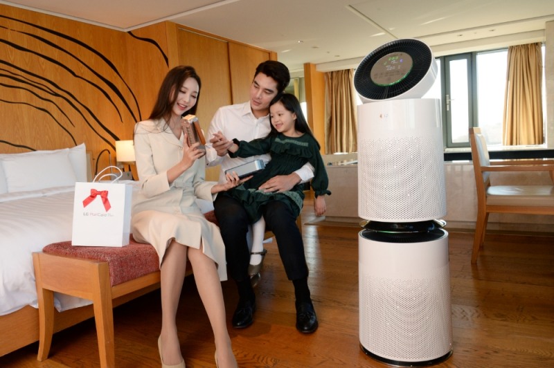 LG전자 모델들이 반얀트리 클럽 앤 스파 서울 퓨리풀 패키지를 즐기는 모습을 시연하고 있다/사진=LG전자