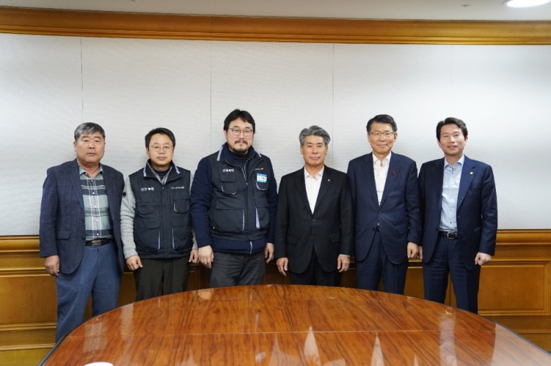 1월 27일 중구 명동 은행연합회 14층에서 기업은행 김형선 노조위원장(왼쪽에서 세번째)과 윤종원 신임 행장(왼쪽에서 네번째)이 만나 노사 공동선언에 합의했다.이 자리에는 (가장 오른쪽부터) 이인영 더불어민주당 원내대표(첫번째), 은성수 금융위원회 위원장(두번째), 박홍배 금융노조 위원장 당선인(다섯번째), 김동명 한국노총 위원장 당선인(여섯번째) 등 여당·정부·노동계의 대표자들이 함께했다. / 사진제공= 전국금융산업노동조합 기업은행지부