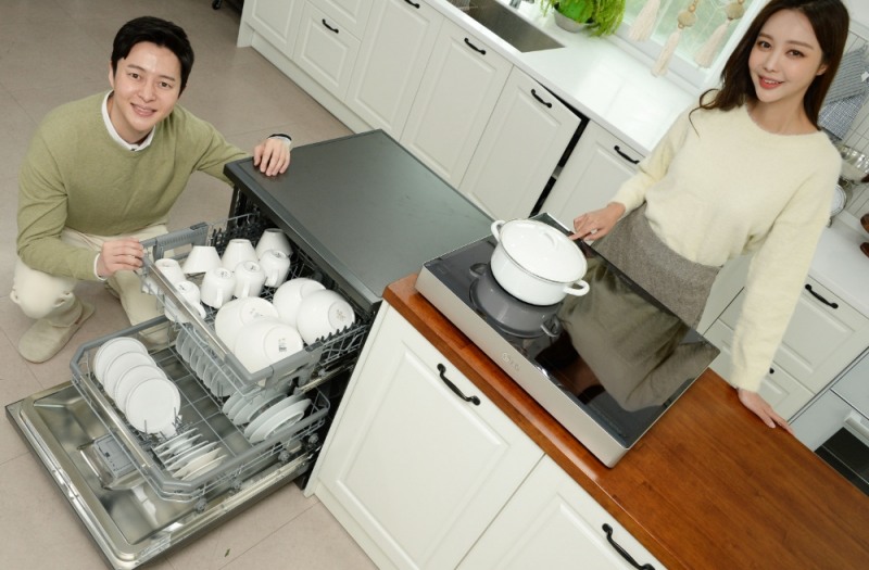 LG전자 모델들이 디오스 식기세척기, 전기레인지를 홍보하고 있다/사진=LG전자
