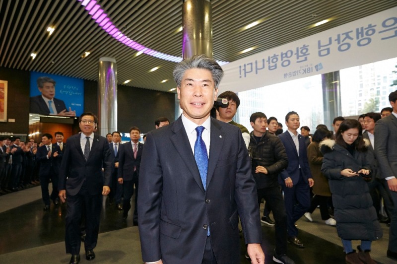 윤종원 IBK기업은행장이 29일 서울 중구 을지로 본점에 출근하며 직원들로부터 환영받고 있다. / 사진= IBK기업은행