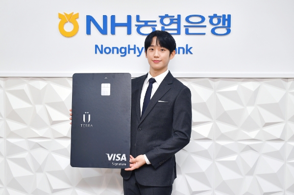 배우 정해인이 지난 30일 서울 서대문구 소재 농협은행 본점에서 열린 프리미엄카드 1호 발급 행사에 참여해 기념 사진을 촬영하고 있다. / 사진 = NH농협카드