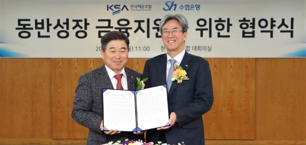△ 이동빈 Sh수협은행장(오른쪽)과 임병규 한국해운조합 이사장(왼쪽)이 ‘동반성장 금융지원사업협약’을 체결한 후 기념사진을 촬영하고 있다. /사진=Sh수협은행