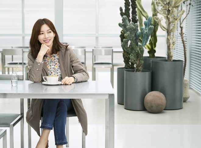 올포유가 봄 시즌에 아우터로 가볍게 활용하기 좋은 사파리 자켓을 출시했다. /사진=한성에프아이.