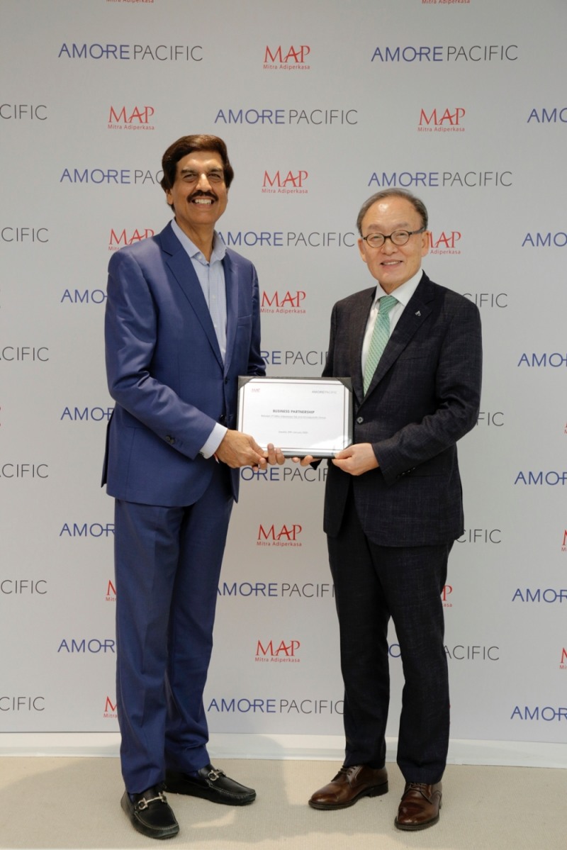 아모레퍼시픽그룹 배동현 대표이사(사진 오른쪽)와 MAP 그룹 샤르마 CEO(사진 왼쪽)가 비즈니스 파트너십 체결식에서 기념사진을 촬영하고 있다. /사진제공=아모레퍼시픽