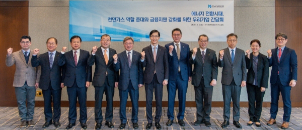 △ 정해성 포스코에너지 전무, 채희봉 가스공사 사장, 방문규 수출입은행장, 허용수 GS에너지 사장, 정인섭 한화에너지 사장, 이흥범 포스코인터내셔널 전무(왼쪽 네 번째부터). /사진=수출입은행