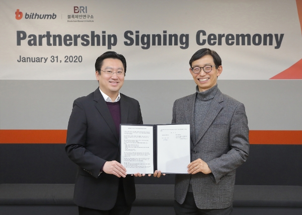 ▲최재원 빗썸코리아 대표(왼쪽)와 인호 고려대 블록체인연구소 소장이 지난달 31일 서울 강남구 역삼동 빗썸 본사에서 산학협력 업무협약(MOU)을 맺고 기념촬영을 하고 있다./ 사진=빗썸코리아