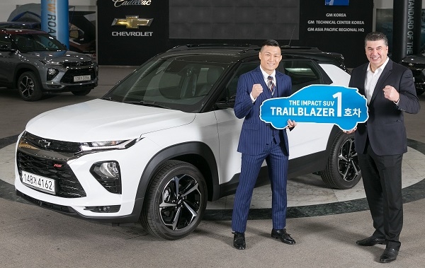 정찬성 선수(왼쪽)와 카허 카젬 한국지엠 사장이 부평공장 홍보관에서 트레일블레이저 전달식을 갖고 기념촬영을 하고 있다. (사진=쉐보레)