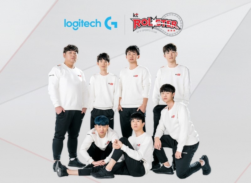 KT 롤스터 소속 게이머들과 로지텍의 공식 후원 체결 홍보 사진/사진=로지텍