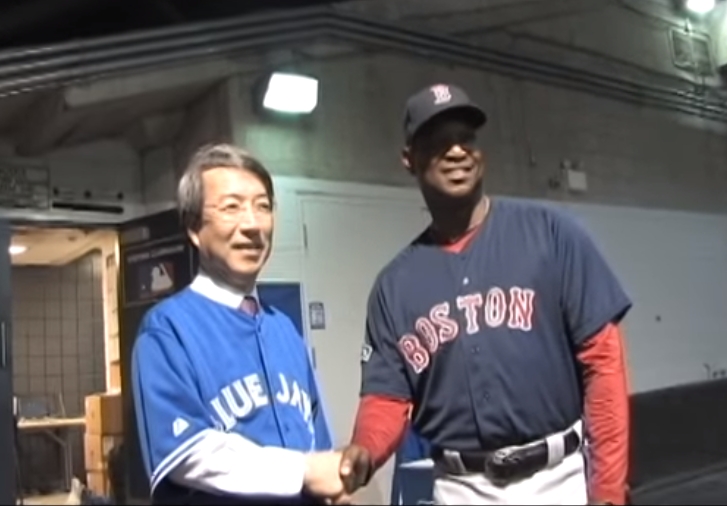 정운찬 전 총리는 2012년 토론토 블루제이스 홈구장 로저스센터의 시구 행사에 참여한 적이 있다. 출처: 캐나다 한국일보
