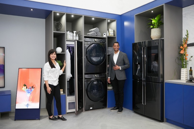 삼성전자 모델이 북미 최대 규모의 주방·욕실 관련 전시회인 'KBIS 2020'에서  프리미엄 세탁기·건조기와 패밀리허브 냉장고 등으로 구성된  ‘커넥티드 리빙존’에서 차별화된 AI·IoT가전을 소개하고 있다/사진=삼성전자 