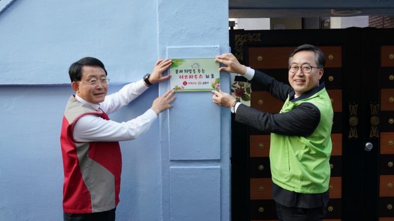 롯데건설 하석주 대표이사(사진 왼쪽)와 유성훈 금천구청장(사진 오른쪽)이 기념촬영을 하고 있다.jpg / 사진=롯데건설