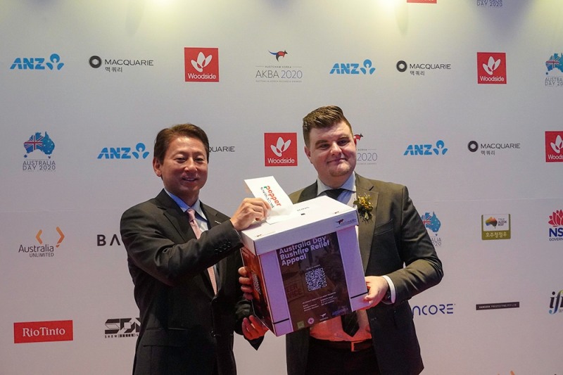 (왼쪽부터) 장매튜 페퍼저축은행 대표이사, 로완 페츠 주한호주상공회의소 이사가 기부금 전달 후 기념촬영을 하고 있다./사진=페퍼저축은행