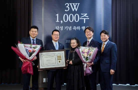 김경미 FC의 ‘3W 1000주 달성 축하행사’에서 오렌지라이프 정문국 사장(왼쪽에서 두번째)이 김경미 FC(가운데)와 임원들과 함께 기념촬영을 하고 있다. / 사진 = 오렌지라이프