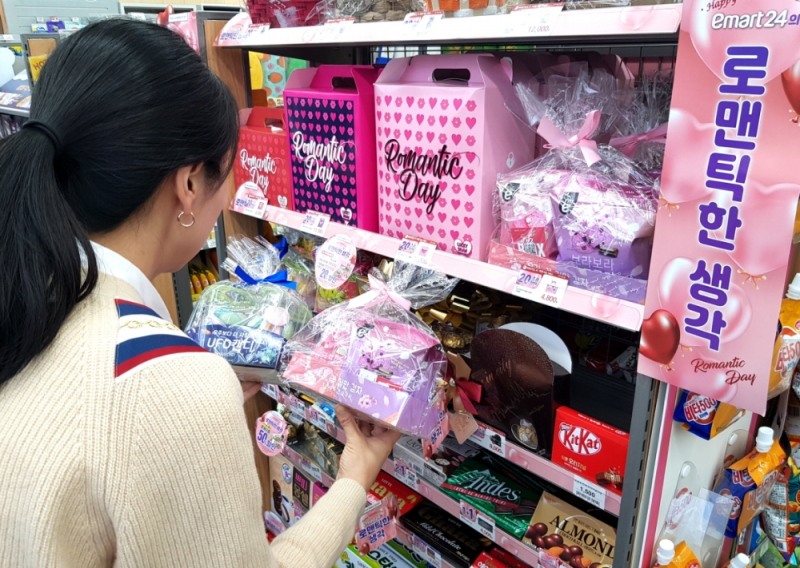 이마트24는 올해부터 발렌타인·화이트 데이를 재정의한 이벤트를 준비했다. /사진=신세계그룹.