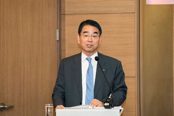 ▲최희남 한국투자공사(KIC) 사장이 6일 개최한 기자간담회에서 2019년 투자 성과와 2020년 운용전략을 설명하고 있다./ 사진=한국투자공사)