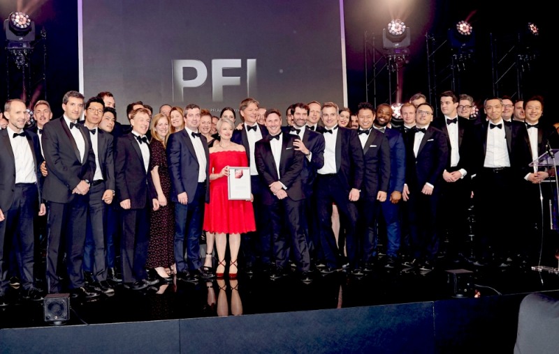 SK건설은 영국 실버타운 터널(Silvertown Tunnel) 프로젝트가 PFI(Project Finance International)로부터 ‘올해의 유럽 교통 프로젝트(Europe Transport Deal of the Year)’에 선정됐다고 7일 밝혔다. 사진은 참석자들이 기념촬영을 하고 있는 모습이다. (왼쪽 네번째 박연종 SK건설 프로, 오른쪽 첫번째 손승모 SK건설 프로) / 사진=SK건설