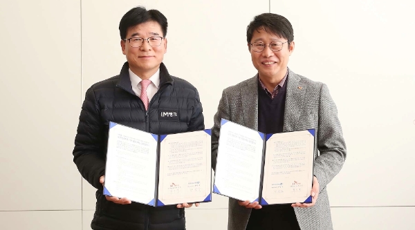 △ 황병욱 DGB대구은행 부행장(왼쪽)과 최은식 SK텔레콤 대구마케팅본부장(오른쪽). /사진=DGB대구은행