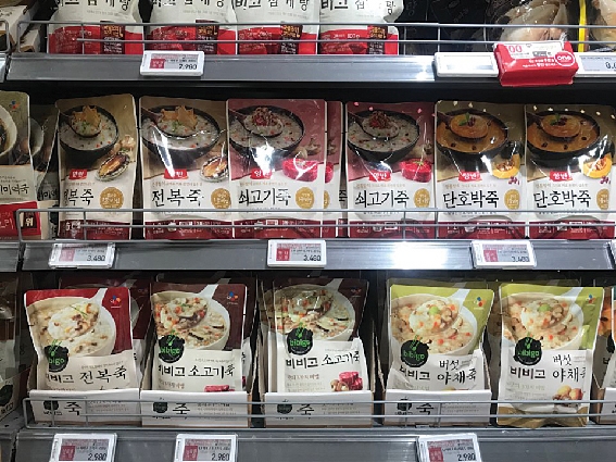 ▲ 대형마트에 진열된 동원F&B 양반 파우치죽과 CJ제일제당의 비비고 파우치죽.