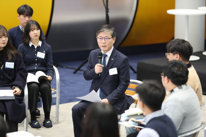 LH(한국토지주택공사)는 지난 7일 위례 신혼희망타운 홍보관에서 창립 10주년 기념 대학(원)생 아이디어 공모전 시상식과 수상작에 대한 청년층의 창의적인 아이디어를 청취하기 위해 경영진과 함께하는 ‘내가 만들어 가는 LH 이야기보따리’ 행사를 개최했다. /사진=LH