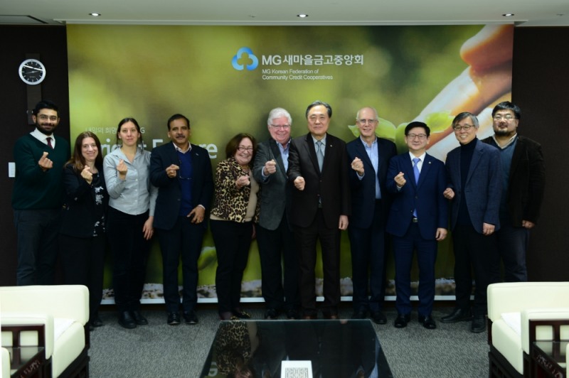 박차훈 새마을금고중앙회장(왼쪽에서 일곱번째)이 ICA태스크포스 위원들과 기념촬영을 하고 있다./사진=새마을금고중앙회