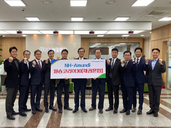 ▲배영훈 NH아문디자산운용 대표(왼쪽에서 여섯번쨰)가 임직원들과 함께 기념사진을 찍고 있다./ 사진=NH아문디자산운용