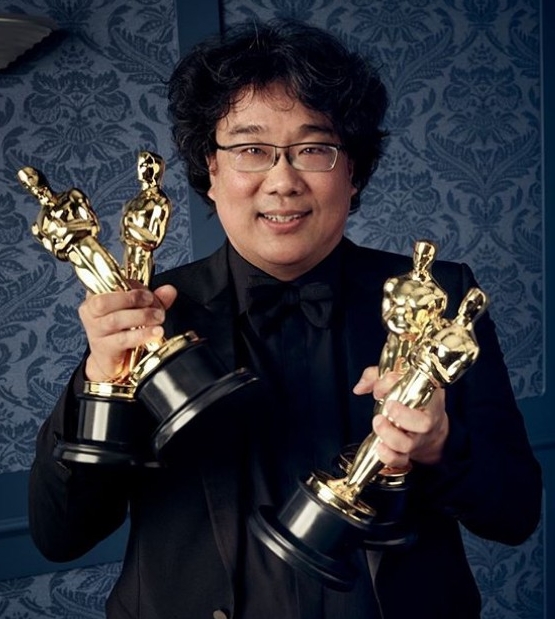 영화 기생충으로 아카데미 2020 4관왕에 성공한 봉준호 감독이 트로피 4개를 들고 기념 촬영하고 있다/사진=아카데미 인스타그램