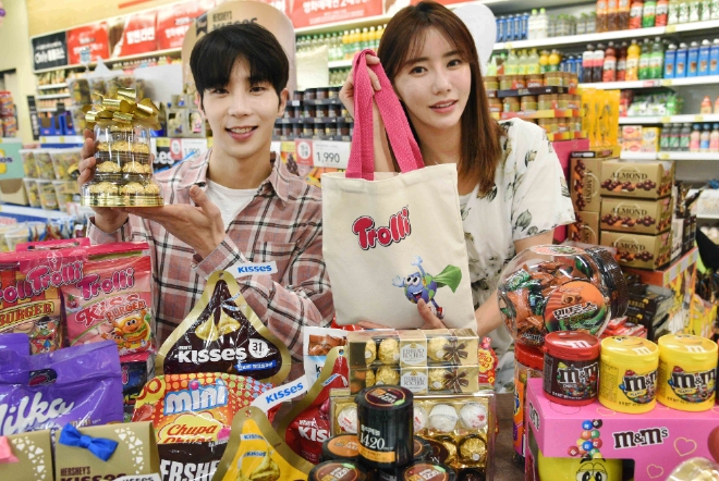 홈플러스는 오는 14일까지 고급 수입 초콜릿부터 인기 초콜릿 및 제과 300여 종을 모아 ‘해피 밸런타인데이’ 기획전을 선보인다. /사진=홈플러스.