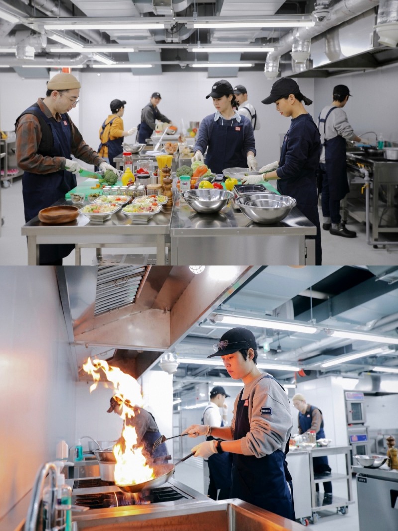 위쿡 송파점의 재료 손질, 조리 모습/사진=위쿡