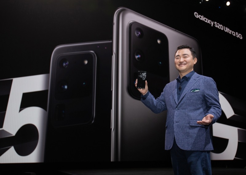 지난 2월 샌프란시스코에서 열린 갤럭시 언팩 2020 행사에서 노태문 삼성전자 무선사업부장 사장이 갤럭시 S20을 소개하고 있다./사진=삼성전자