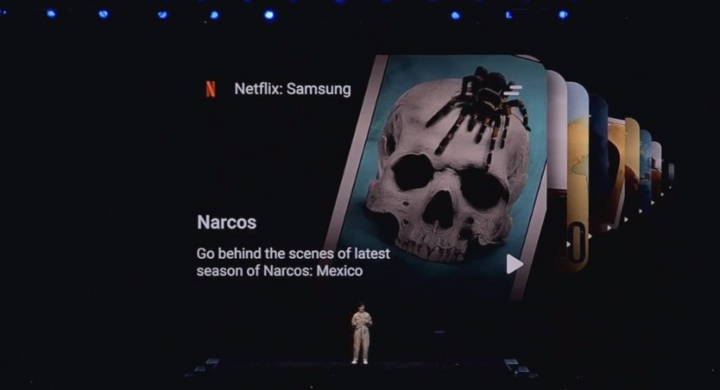 삼성전자의 갤럭시 언팩 2020에서 넷플릭스와의 협업 발표에서 넷플릭스 오리지널 시리즈 나르코스 비하인드 영상을 예시로 드는 모습/사진=갤럭시 언팩 2020 자료 편집