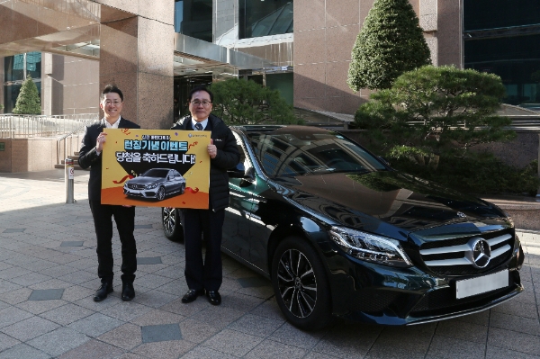 ▲정정용 신한금융투자 플랫폼BIZ부장(왼쪽)이 김경민 고객과 기념사진을 찍고 있다./ 사진=신한금융투자