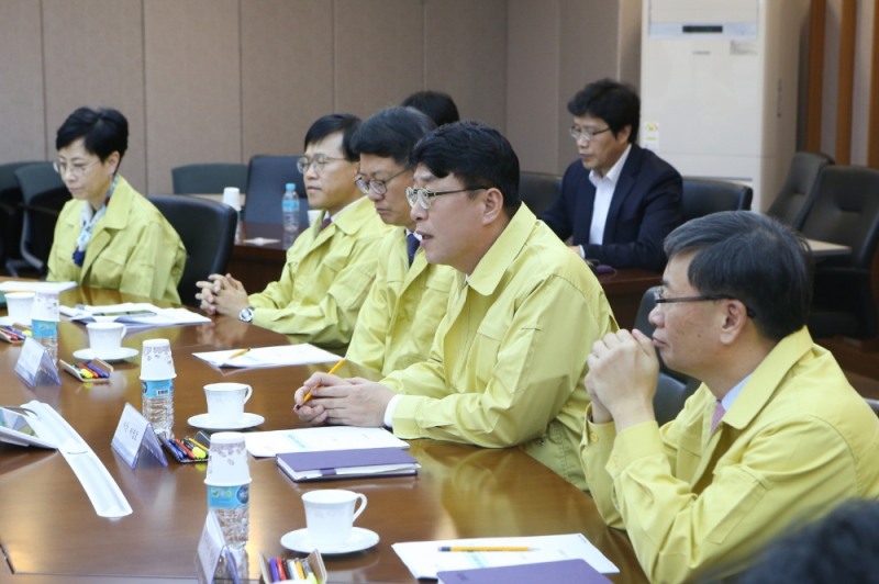 이명호 한국예탁결제원 사장(앞줄 왼쪽에서 네 번째)이 12일 예탁원 서울사옥에서 신종 코로나바이러스 감염증(코로나19) 대응 전사 점검 회의를 주재하고 있다./사진=한국예탁결제원