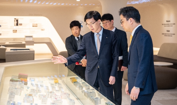 △ 방문규 수출입은행장(왼쪽)이 GC녹십자를 찾아 허용준 녹십자홀딩스 대표(오른쪽)와 북미시장 등 해외 진출 계획과 금융지원 방안에 대해 협의했다. /사진=수출입은행