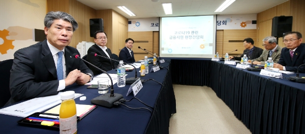 △ 윤종원 기업은행장(가장 왼쪽)이 코로나19에 따른 중소기업의 경영 애로를 듣고 기업은행의 특별금융지원 내용을 안내하는 모습. /사진=IBK기업은행