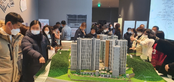 e편한세상 금산 센터하임 견본주택에 주말 3일 동안 1만2000여명이 다녀갔다. /사진=삼호.