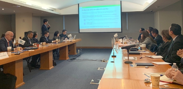 △ 멕시코 국가개발은행 본사에서 기보 기술평가부 직원이 멕시코 금융인들을 대상으로 기보의 기술평가시스템을 설명하고 있다. /사진=기술보증기금