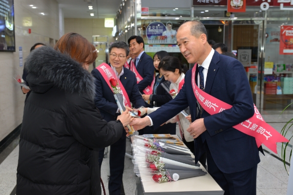 최창수(오른쪽) NH농협손해보험 대표이사가 임직원에게 꽃을 전달하고 있다. / 사진 = NH농협손해보험