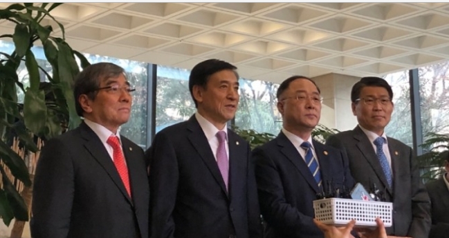 사진: 윤석헌 금융감독원장, 이주열 한국은행 총재, 홍남기 경제부총리, 은성수 금융위원장이 14일 오후 서울 중구 은행회관에서 열린 거시경제금융회의 직후 인터뷰하는 장면