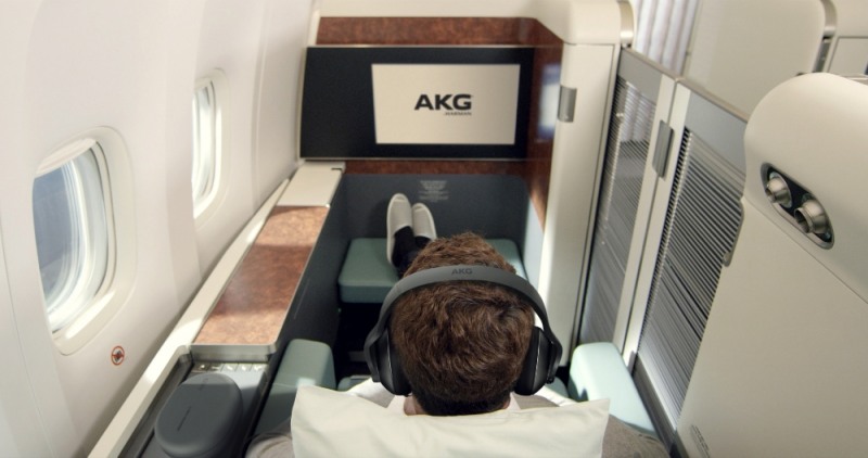 대한항공 모델이 퍼스트클래스에서 삼성전자 AKG N700 헤드폰을 착용하고 비행을 즐기는 모습/사진=삼성전자 