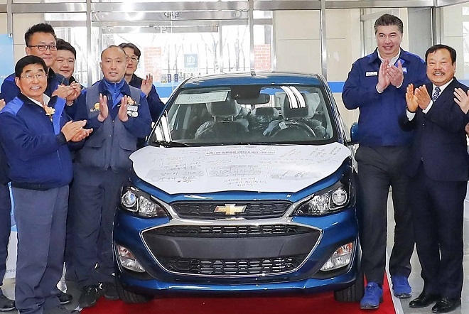 카허카젬 한국지엠 사장이 창원공장 500만번째 생산차량인 스파크에 서명하고 기념촬영을 하고 있다. 사진=한국GM.