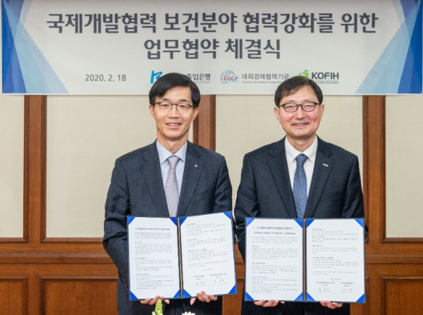 △ 방문규 수출입은행장(왼쪽)과 추무진 KOFIH 이사장(오른쪽). /사진=수출입은행