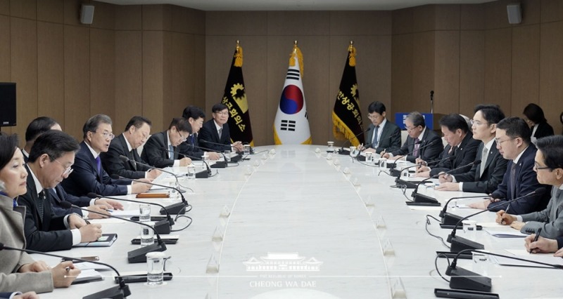 사진: 2월 13일 열렸던 코로나19 대응 관련 정부-경제계 간담회 장면, 출처: 청와대