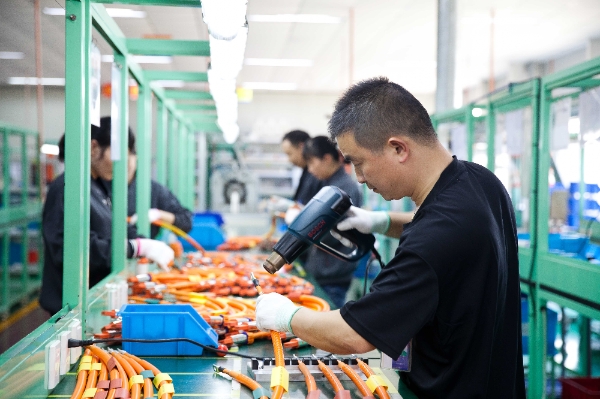 ▲LS EV  코리아 중국 사업장에서 직원들이 전기차용 하네스를 생산하고 있다./ 사진=LS EV 코리아