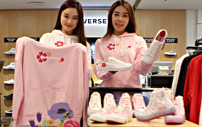 롯데백화점은 지난 14일부터 4개 점포(본점, 잠실점, 평촌점, 인천터미널점)의 스포츠 스니커즈 브랜드 ‘컨버스’ 매장에서 ‘체리블라썸(벚꽃)’ 문양이 들어간 스니커즈와 의류를 단독 기획해 출시했다. /사진=롯데그룹.